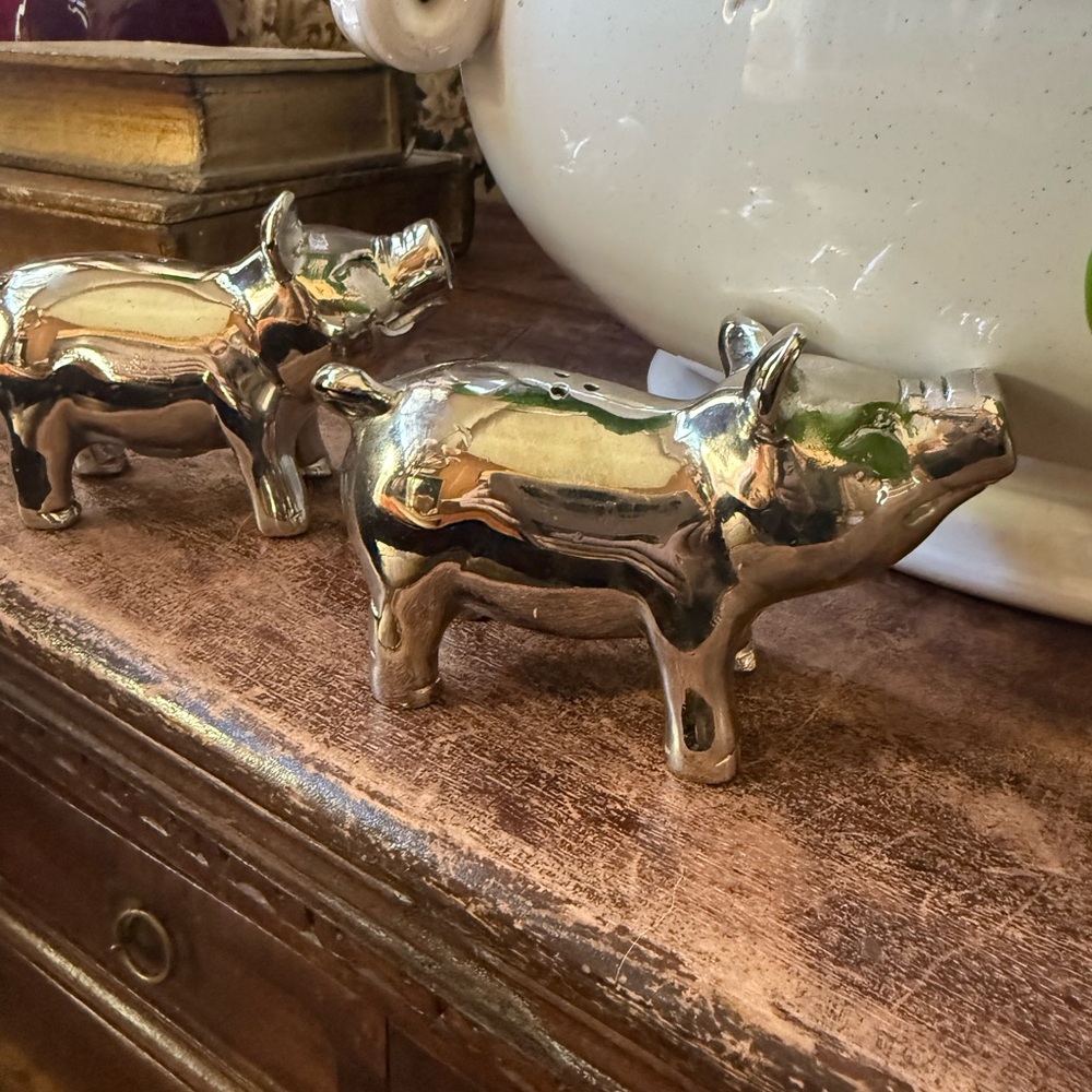 Elegant Silver Pig Shakers